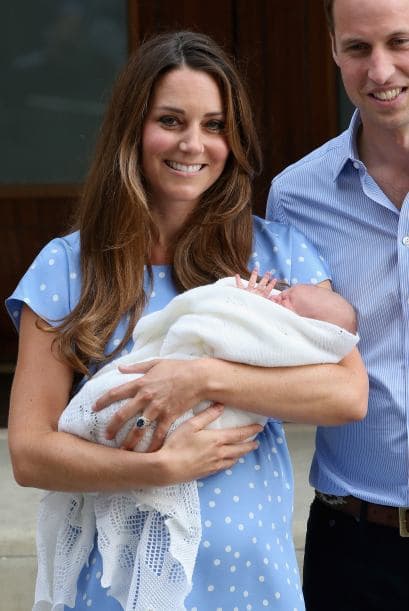 Debido a que el nacimiento de George se dio en pleno verano, precisamente en julio de 2012, fue el único de los tres hermanos en abandonar el hospital con la cabeza descubierta.