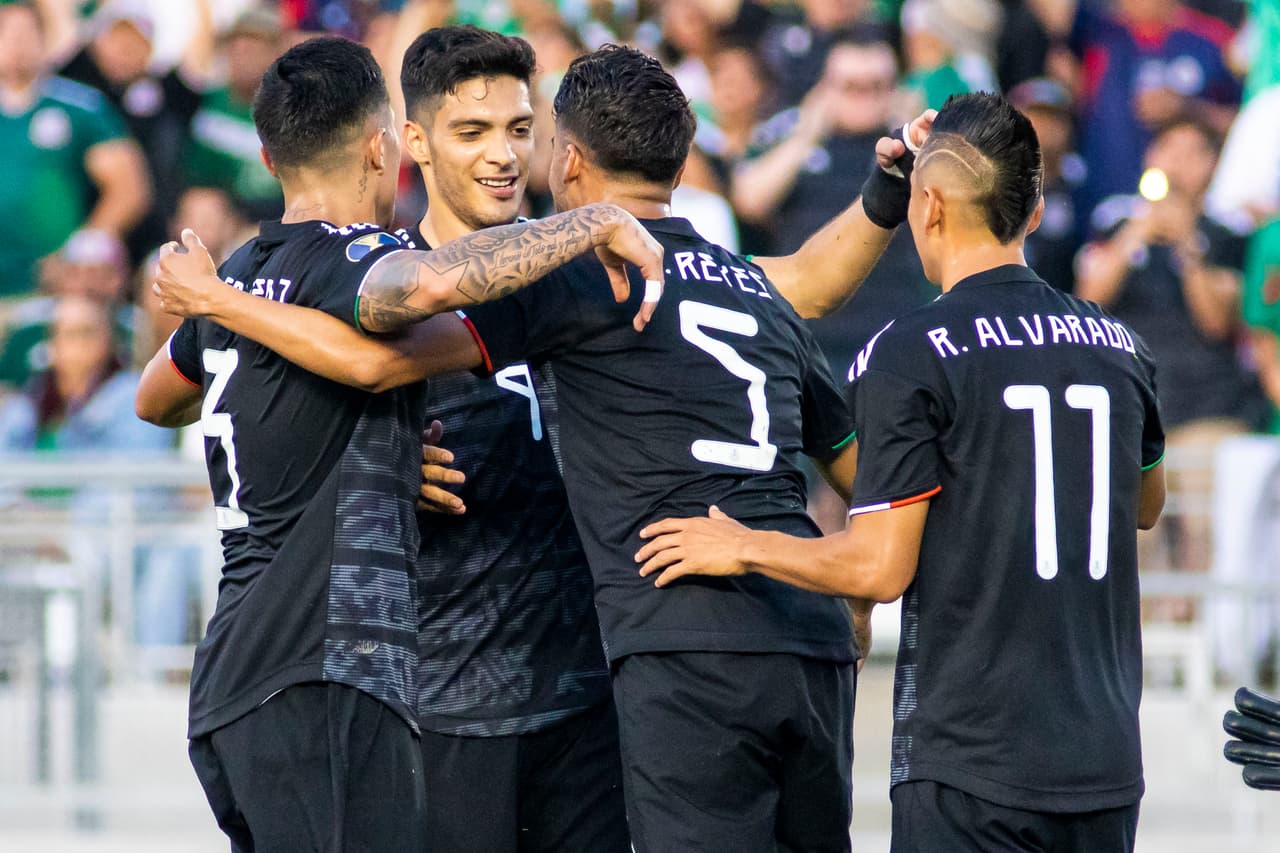 El defensa Diego Reyes (5) empujó el balón a la red tras una pelota quieta y al minuto 38' anotó el 3-0 de México.