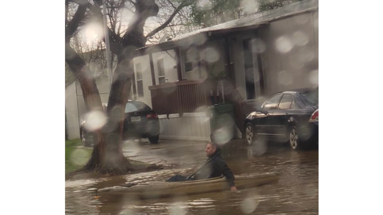 En Arlington, una vecina captó este extraño momento en que un hombre sale a nadar en kayak en medio de las tormentas.