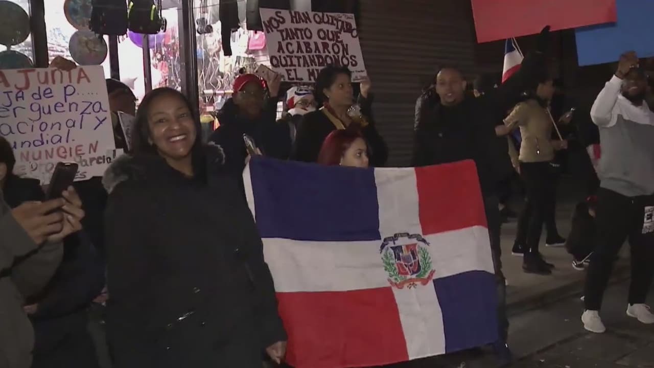 Miles de dominicanos protestan en Washington Heights tras suspensión de elecciones municipales