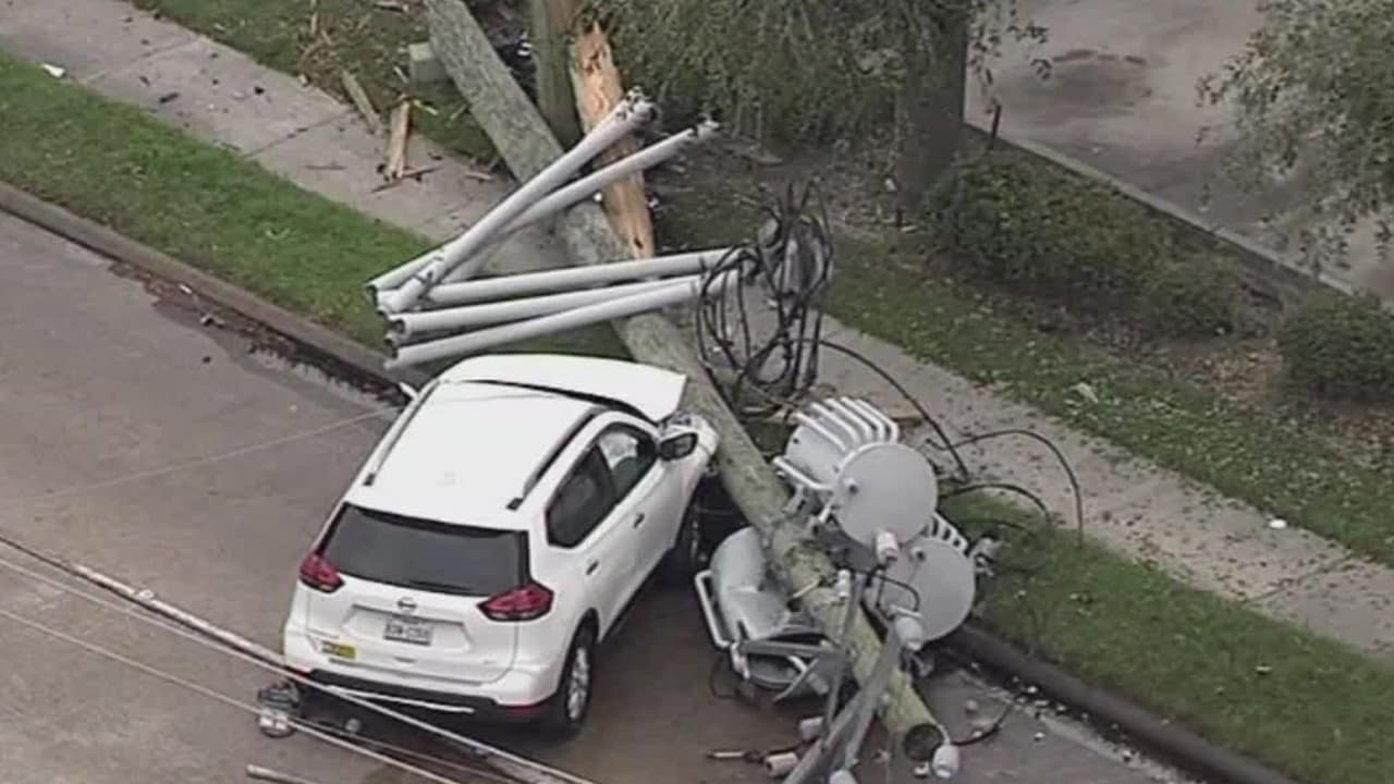 Un poste eléctrico cae sobre un auto tras un choque y la conductora queda atrapada