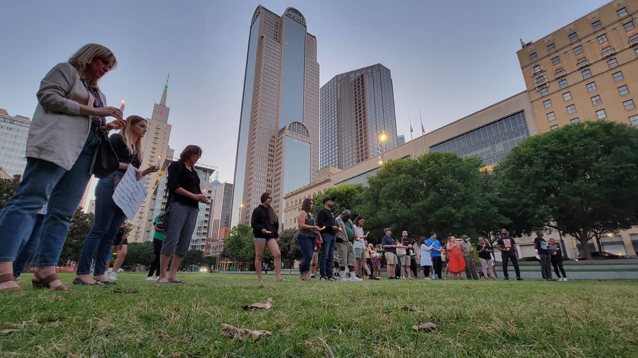 Me da miedo, me imagino que a los padres les da miedo, a los hermanos”, dijo una de las asistentes a la vigilia en Dallas.