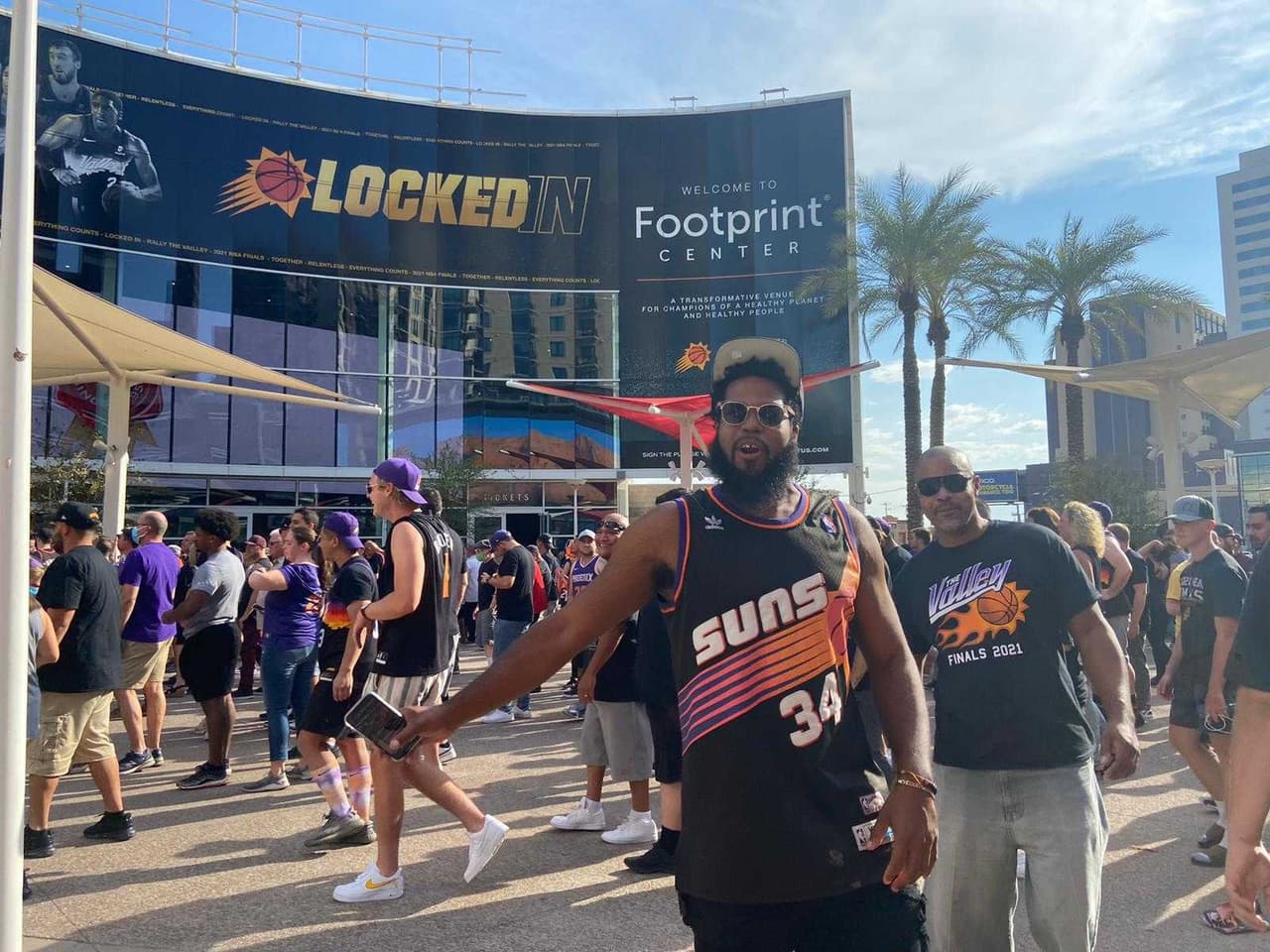 Los aficionados llegaron muy temprano a la arena de los Phoenix Suns para que los Bucks se llevaran el Juego 5, 123-119. Sin embargo no pierden las esperanzas de obtener el título de la NBA.