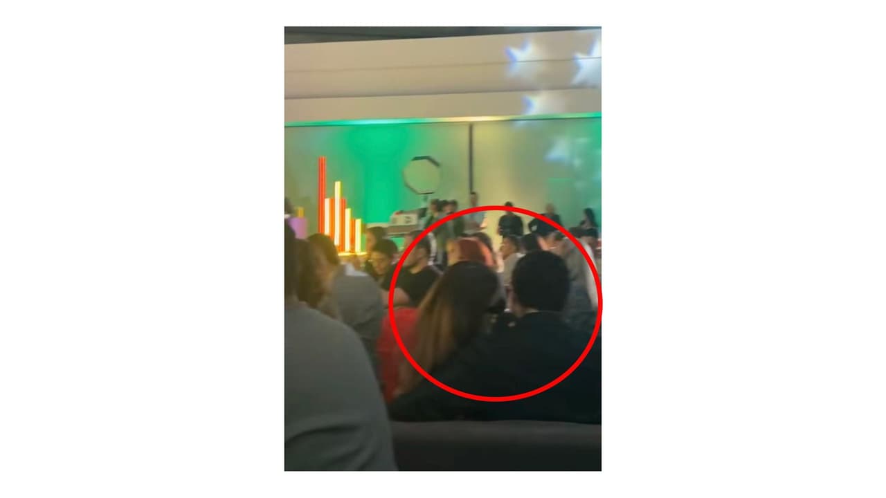 La cantante y el empresario se dejaron ver junto en evento público.