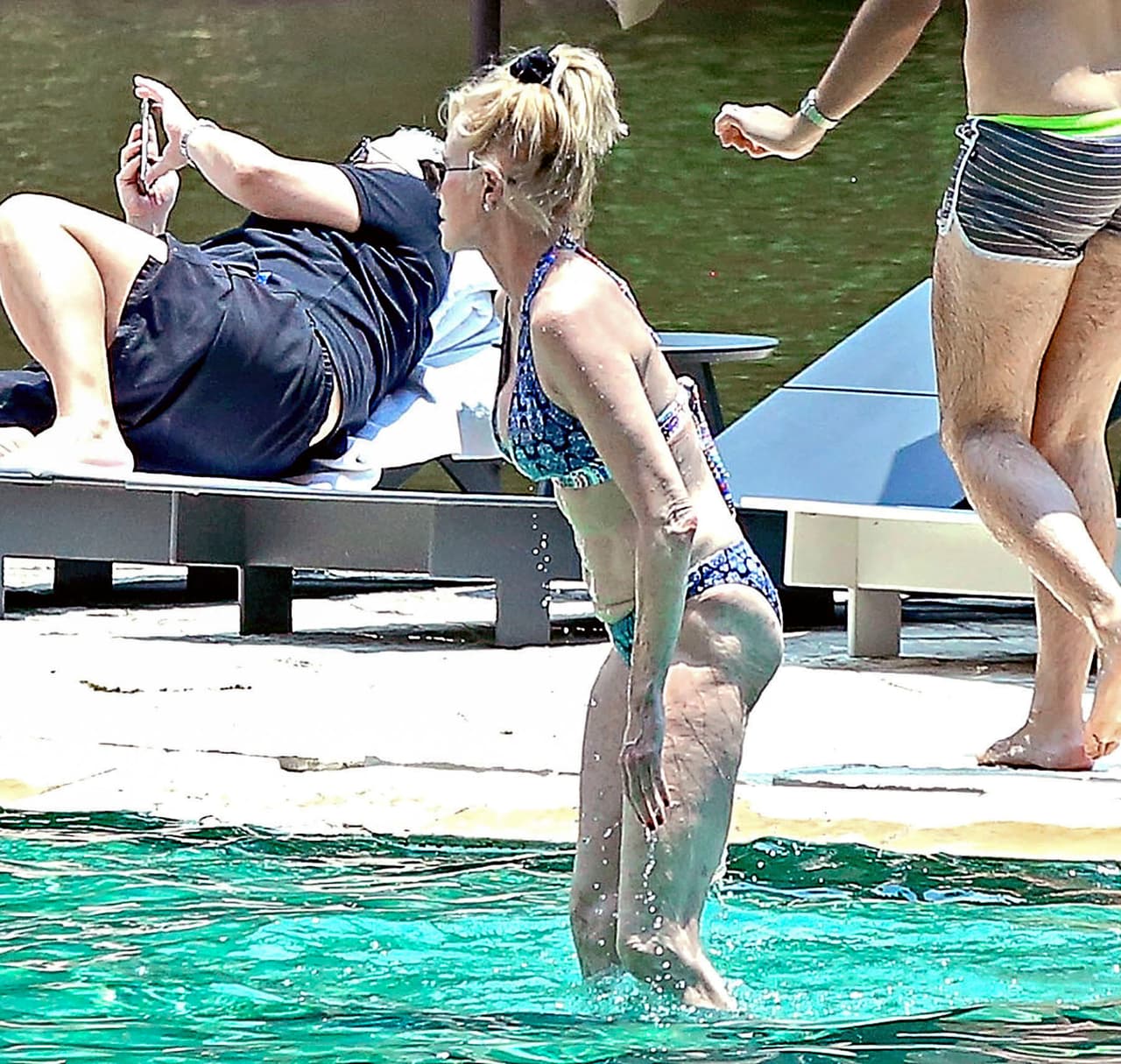 Disfrutó de un chapuzón en la pisicina de su hotel en Valle de Bravo.