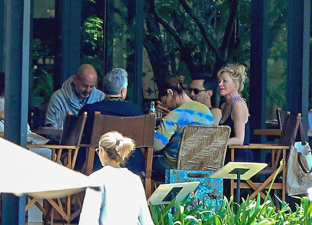 Y después, se reunió a comer con varios de sus amigos.