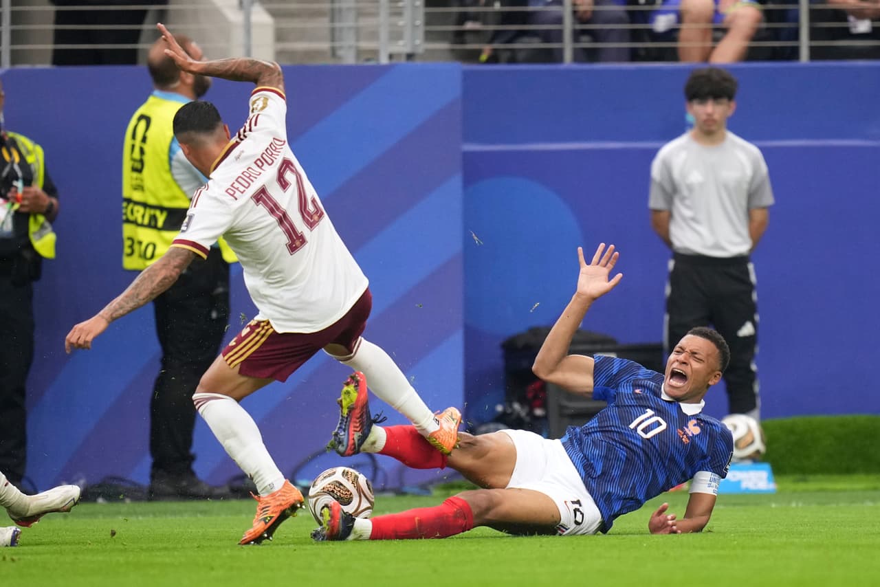 El español Pedro Porro (12) y el francés Kylian Mbappé (10) luchan por el balón durante el partido de semifinales de la Copa del Mundo entre Francia y España en Arlington, Texas, cerca de Dallas, el martes 14 de julio de 2026.