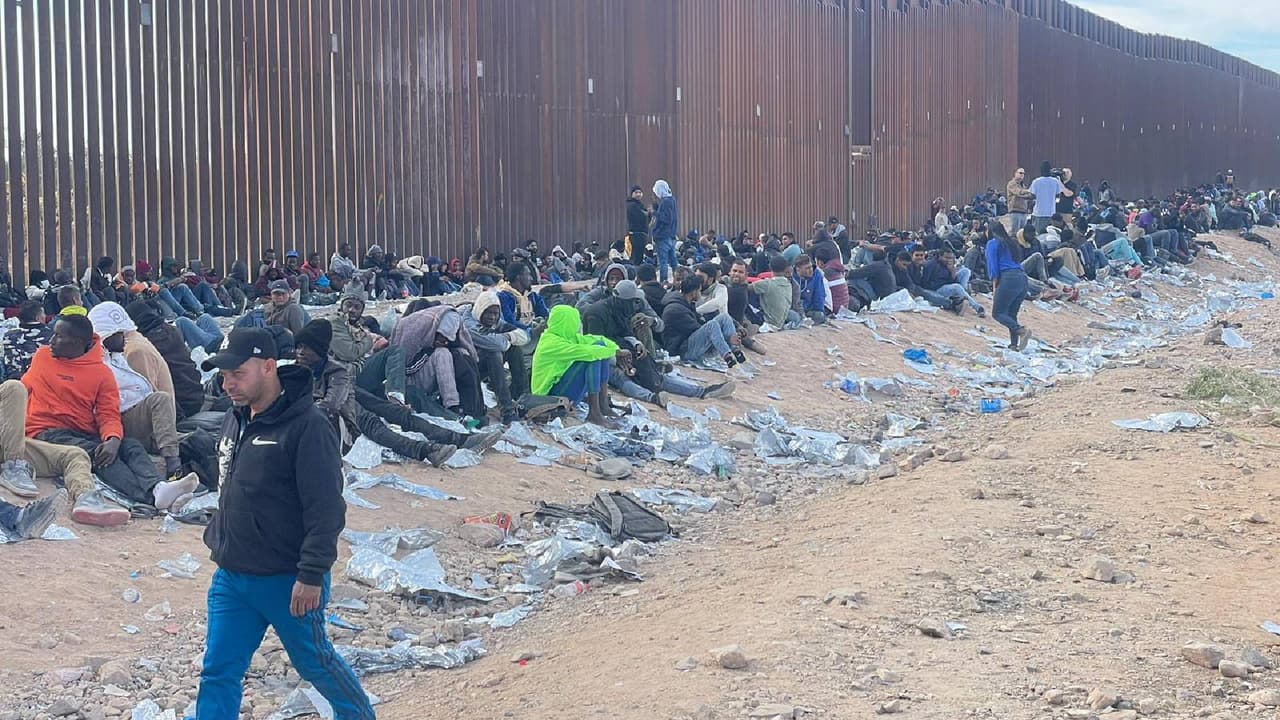 Muchos de ellos llegaron sólo con una mochila y algunos centavos en el bolsillo después de meses de travesía por México, sedientos y con hambre, pero este lugar en donde esperan no tiene nada que ofrecerles, por lo que la espera se vuelve aún más larga.