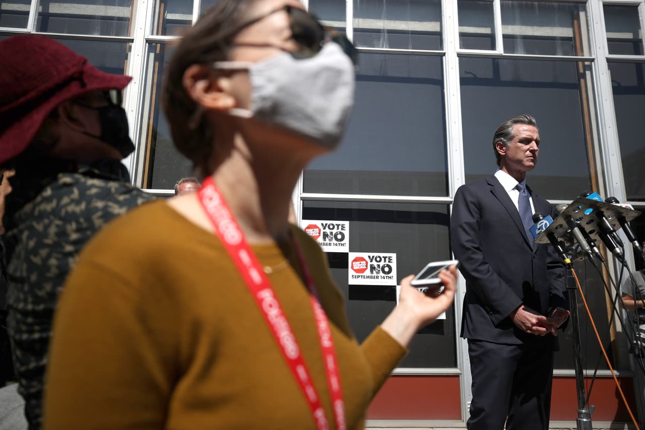 Las boletas por correo tardan más en procesarse que los votos en persona porque los funcionarios electorales deben retirar las boletas de sus sobres, verificar el registro del votante y asegurarse de que la firma del votante en el sobre coincida con la que está en el archivo. Entonces los votos pueden contarse.
<br>