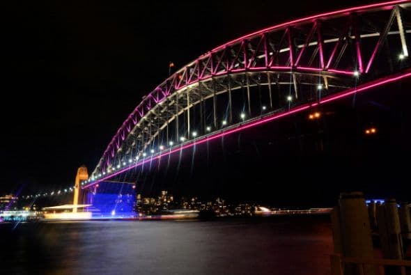 El puente del puerto de Sydney durante el espectáculo ' Vivid ' en Sydney. Un gran evento cultural que ofrece instalaciones de luz al aire libre y proyecciones.
