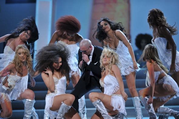 También lo hemos visto rodeado de mujeres hermosas bailando muy pegadito al lado de él.