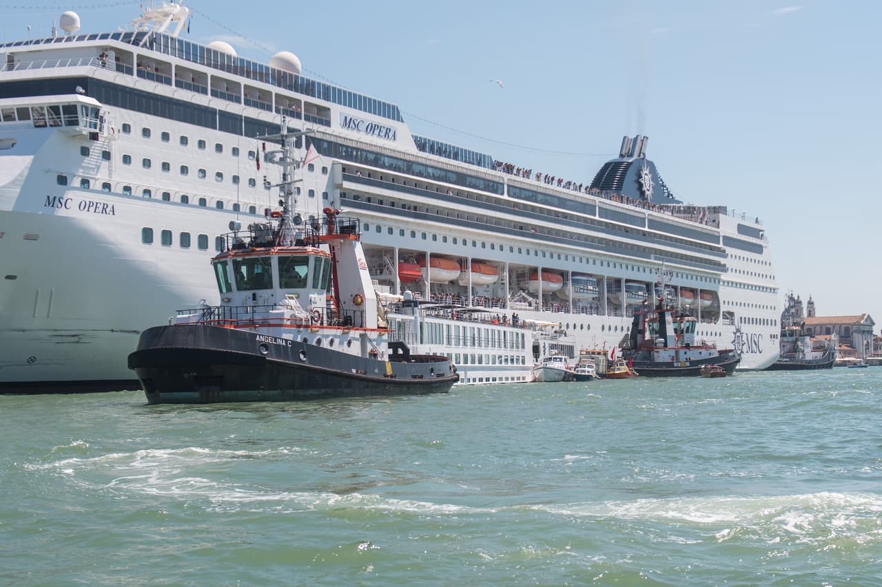 Las cuatro personas heridas iban a bordo del barco de turismo accidentado, llamado 'River Countness'. Se trata turistas de entre 67 y 72 años de edad, una estadounidense, una neozelandesa y dos australianas con traumas por caídas en el momento de la colisión, según la agencia EFE.