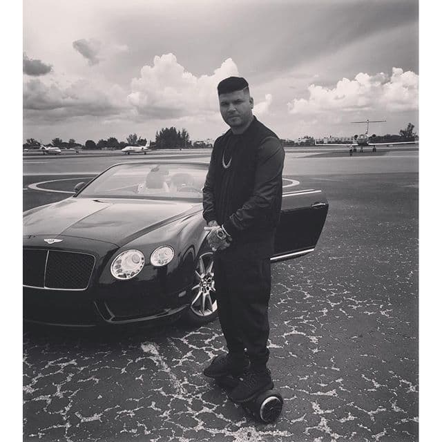 La situación económica en su familia no avanzaba y su abuelo, ahogado en deudas, se amarró una cuerda al cuello y se suicidó.