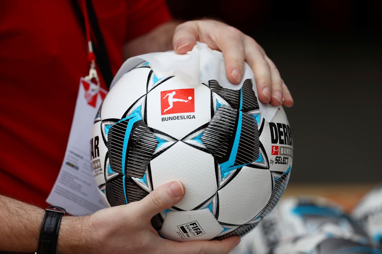 Los balones son sanitizados previo al choque entre los dos equipos.