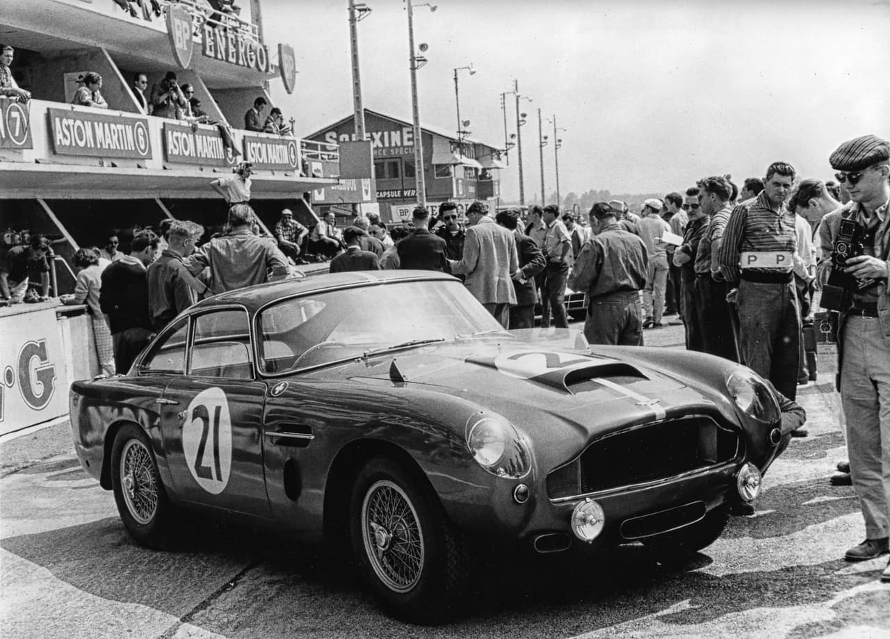 <b>Aston Martin DB4 GT </b>
<br>Año: 1959
<br>Velocidad máxima: 153 mph (245 km/h)
<br>0-60 mph: 6.1 segundos
<br>Motor: seis cilindros en línea de 3.7 litros
<br>Potencia: 306 HP
<br>Precio original: 6,039 dólares
<br>