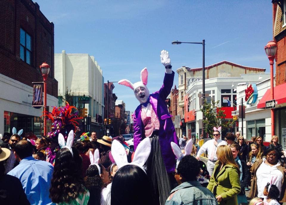 Conoce más sobre el evento, 
<b><a href="https://southstreet.com/events/89th-annual-easter-promenade/">aquí</a></b>.