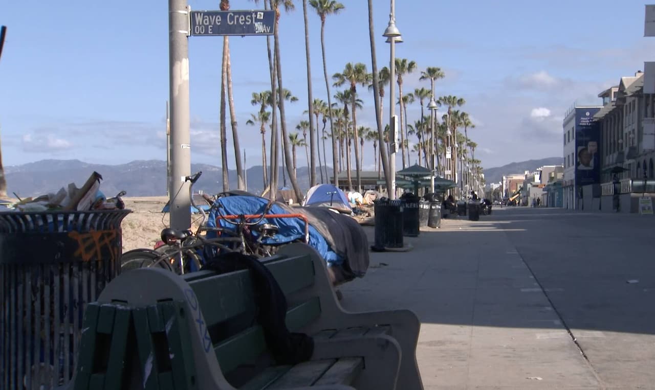 Concejal asegura que campamentos de desamparados de Venice serán despejados