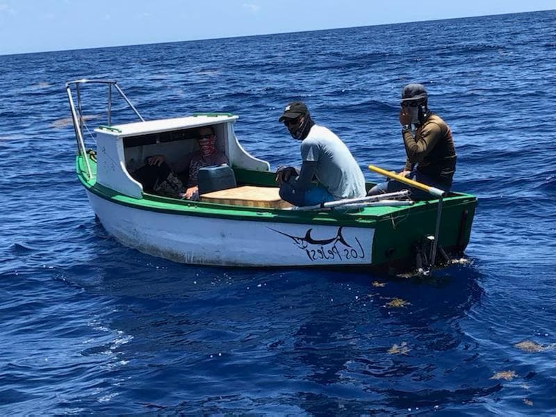 "Instamos a las familias en EEUU a que no animen a sus familiares y amigos en otros países a intentar estos peligrosos viajes marítimos", dijo el teniente Paul Puddington, oficial de seguridad del Distrito Siete de la Guardia Costera.
<br>