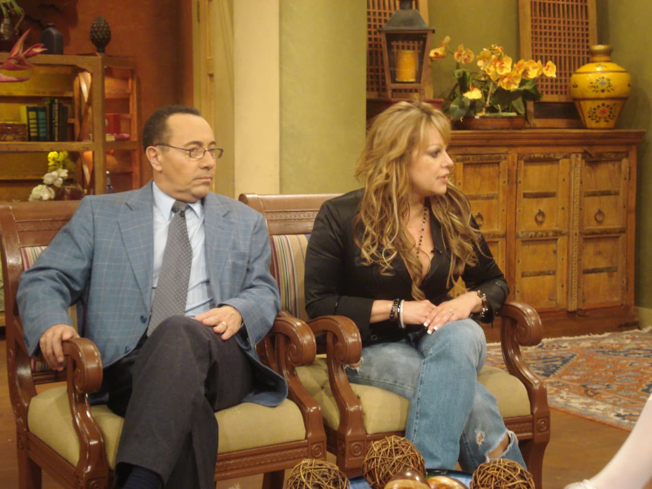 Jenni no sabía lo que estaba pasando, pero accedió a responder las preguntas de Doña Meche.