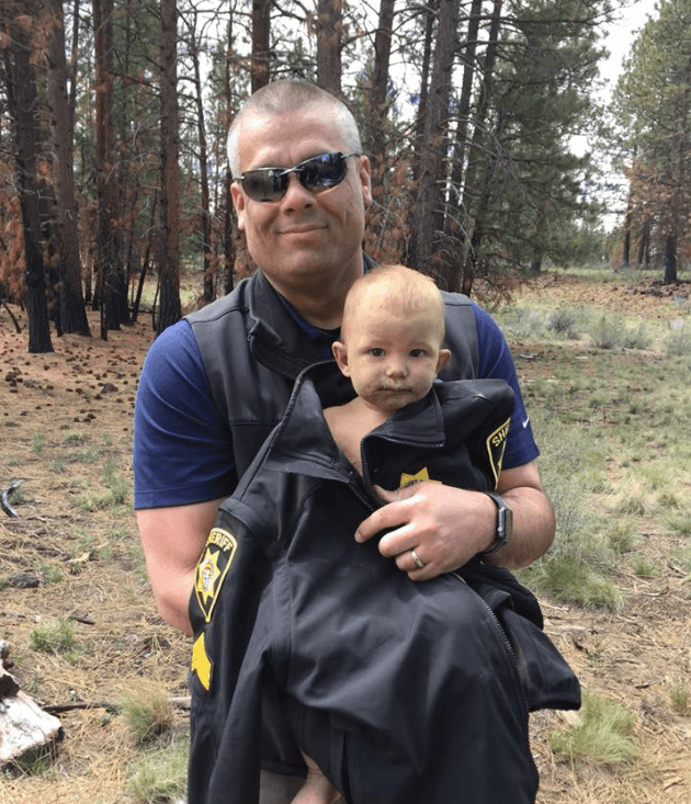 Brandon Blouin, de 26 años, reconoció que había maltratado al menor y había lo puesto en peligro, entre otros cargos. A cambio, se le retiró la acusación de negligencia infantil, abandono del niño y otros cargos relacionados con la custodia. En la imagen, un agente cuando encontró el menor.