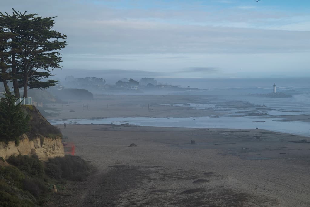 El oleaje también llevó a las patrullas policíacas hasta la playa estatal Seabright, donde evitaron que bañistas y curiosos se acercaran. A las 11:30 de la mañana del lunes, antes del colapso del muelle de Santa Cruz, equipos de rescate auxiliaron a un nadador que confrontó dificultades. Se le trasladó a un centro de salud donde fue declarado muerto.