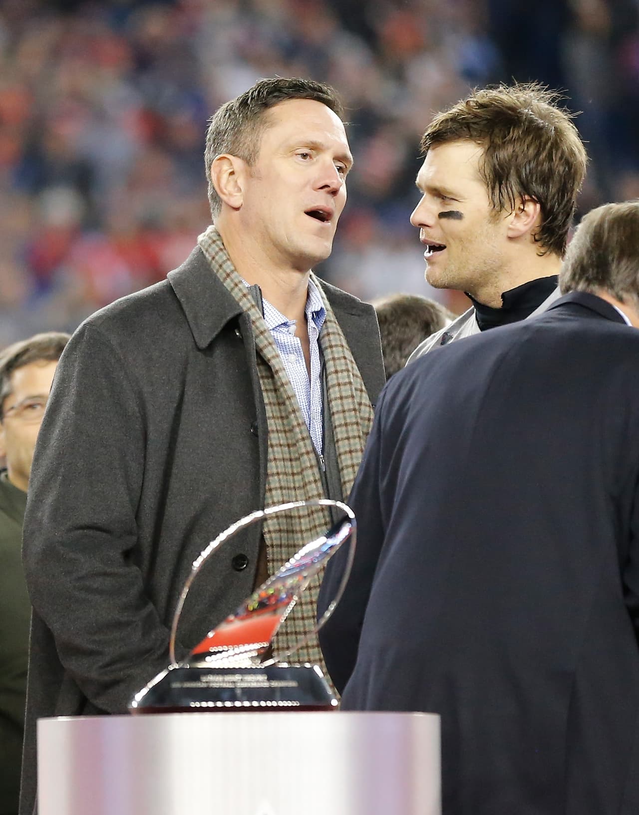 Drew Bledsoe fue el encargado de entregarle a Brady el trofeo que los acredita como campeones de la Conferencia Americana.
