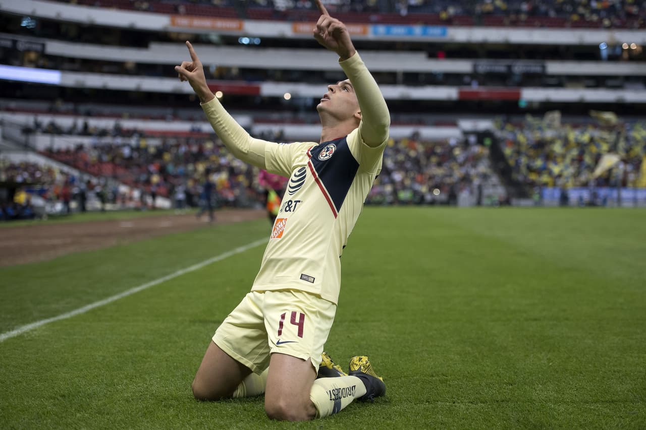 Y como si fuera su mejr poesía, Benedetti celebró su primer gol con América al minuto 21 del primer tiempo para poner el 1-0 contra Pachuca.