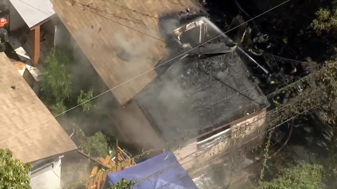 Voraz incendio consume una residencia en el este de Hialeah