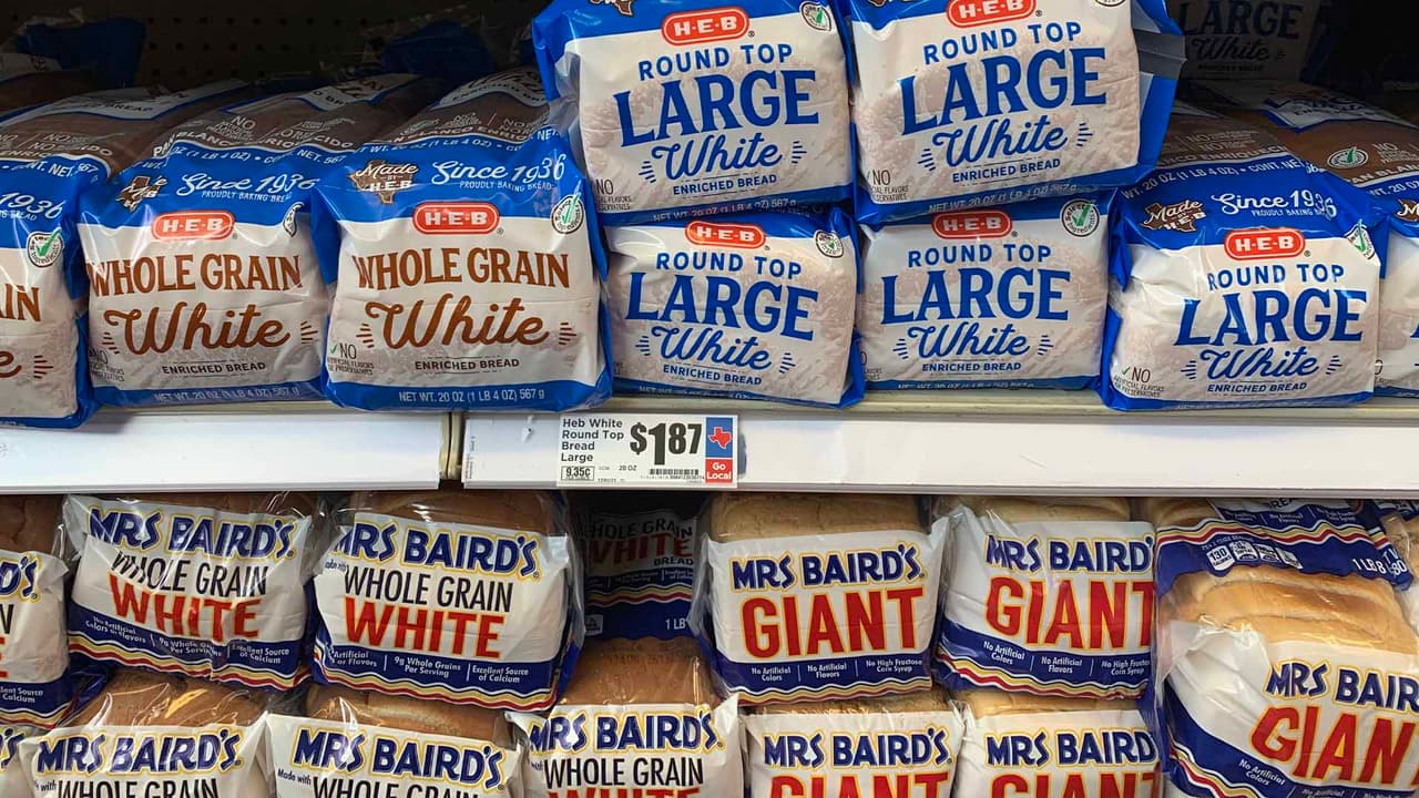 <b>Pan de caja</b> (el precio varía según la marca).
<br>H‑E‑B $1.87
<br>Kroger $2.79
<br>Walmart $2.48