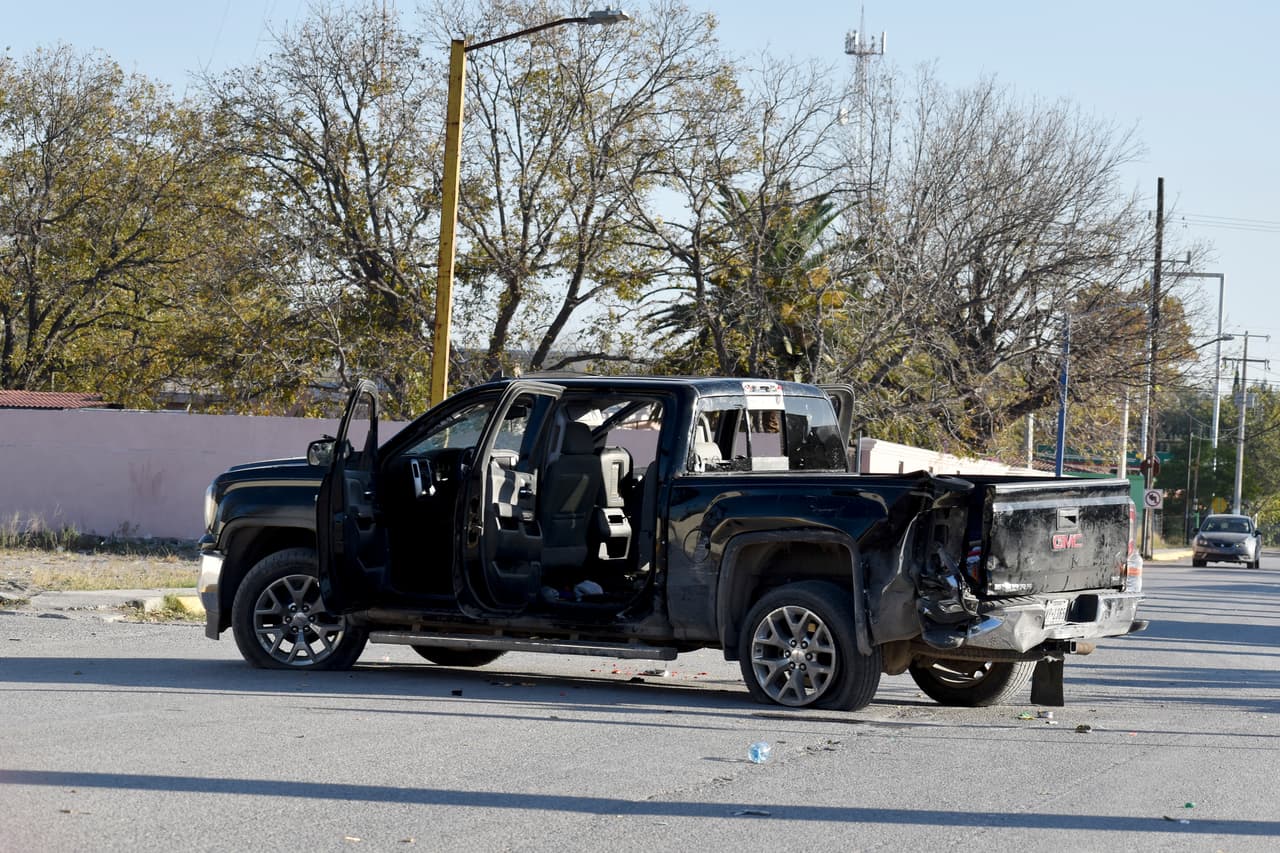 Diversos videos de las balaceras difundidos en redes sociales muestran vehículos incendiados y cientos de impactos de bala en varias fachadas de edificios, incluidas viviendas.