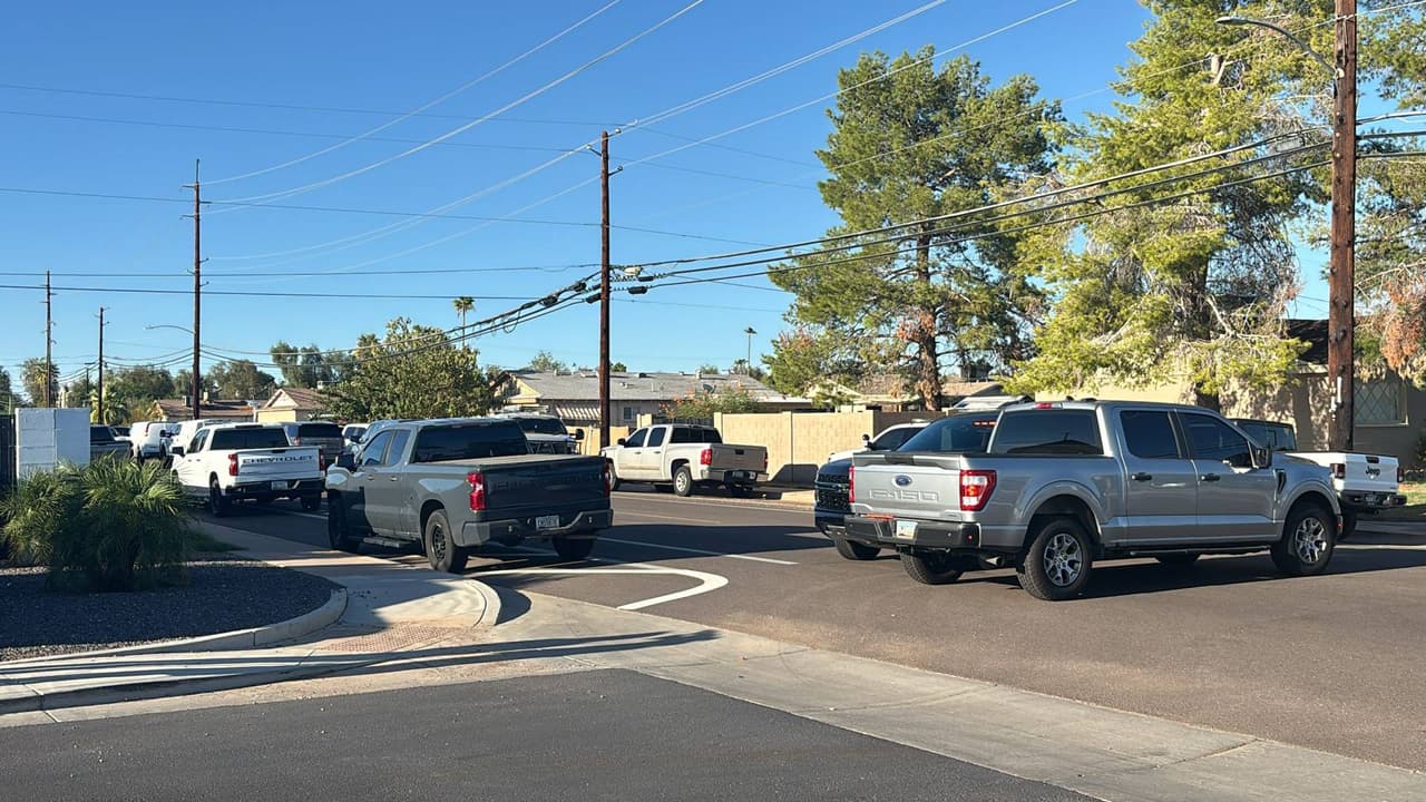 Un hombre herido y otro atrincherado en una casa en el norte de Phoenix