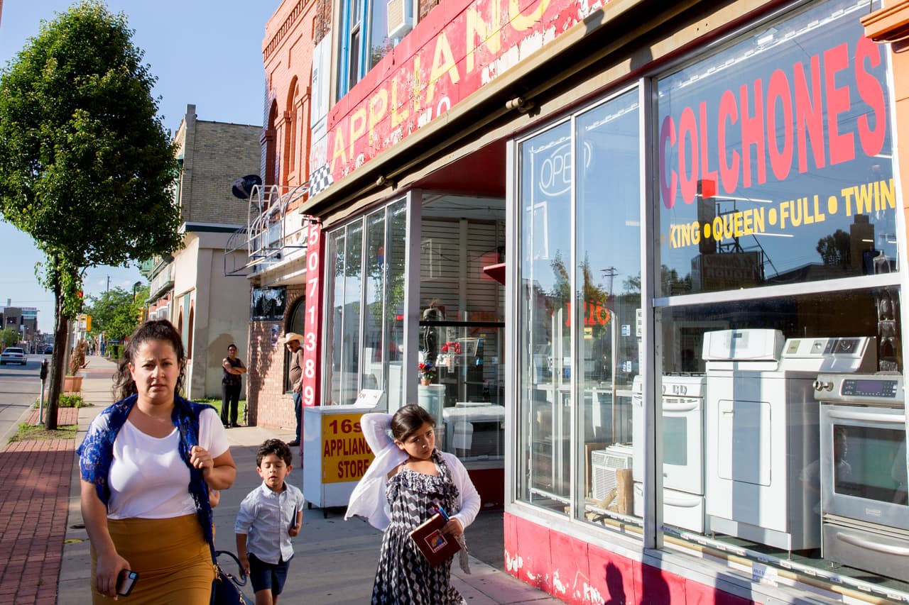 En esta zona de Milwaukee los negocios promocionan sus servicios con carteles en español y se consiguen ventas de productos tradicionales mexicanos como botas de cuero y sombreros de charros.
<br>