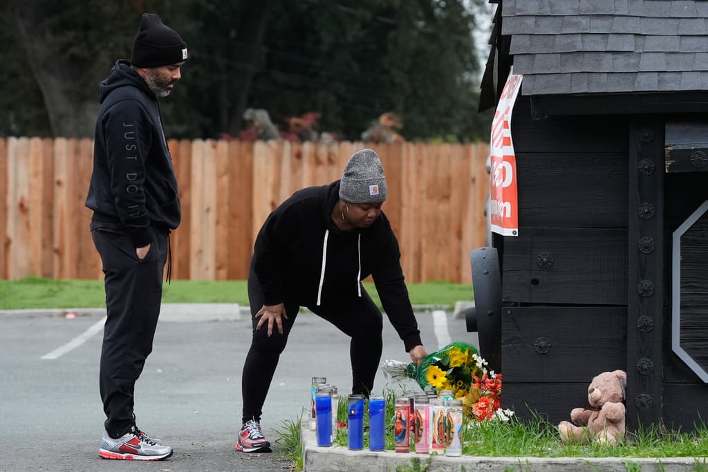 <b><a href="https://www.univision.com/local/sacramento-kuvs/stockton-es-mejor-que-esto-que-pide-la-alcaldesa-tras-el-tiroteo-contra-familia-que-dejo-4-muertos-y-10-heridos-fotos" target="_blank">La alcaldesa Christina Fugazi</a></b> dijo que
<b> la víctima mortal de 8 años</b> iba a una escuela local y uno de sus padres trabaja para el Distrito Escolar Unificado de Stockton. Afirmó que habrá consejeros disponibles en las escuelas para que puedan asistir a estudiantes que necesiten apoyo.
<br>
<br>A las afueras del salón de eventos Monkey Space, en el cual se celebraba el cumpleaños, en la avenida Lucile, hay
<b>un altar con veladoras y flores</b> dedicado a las víctimas.