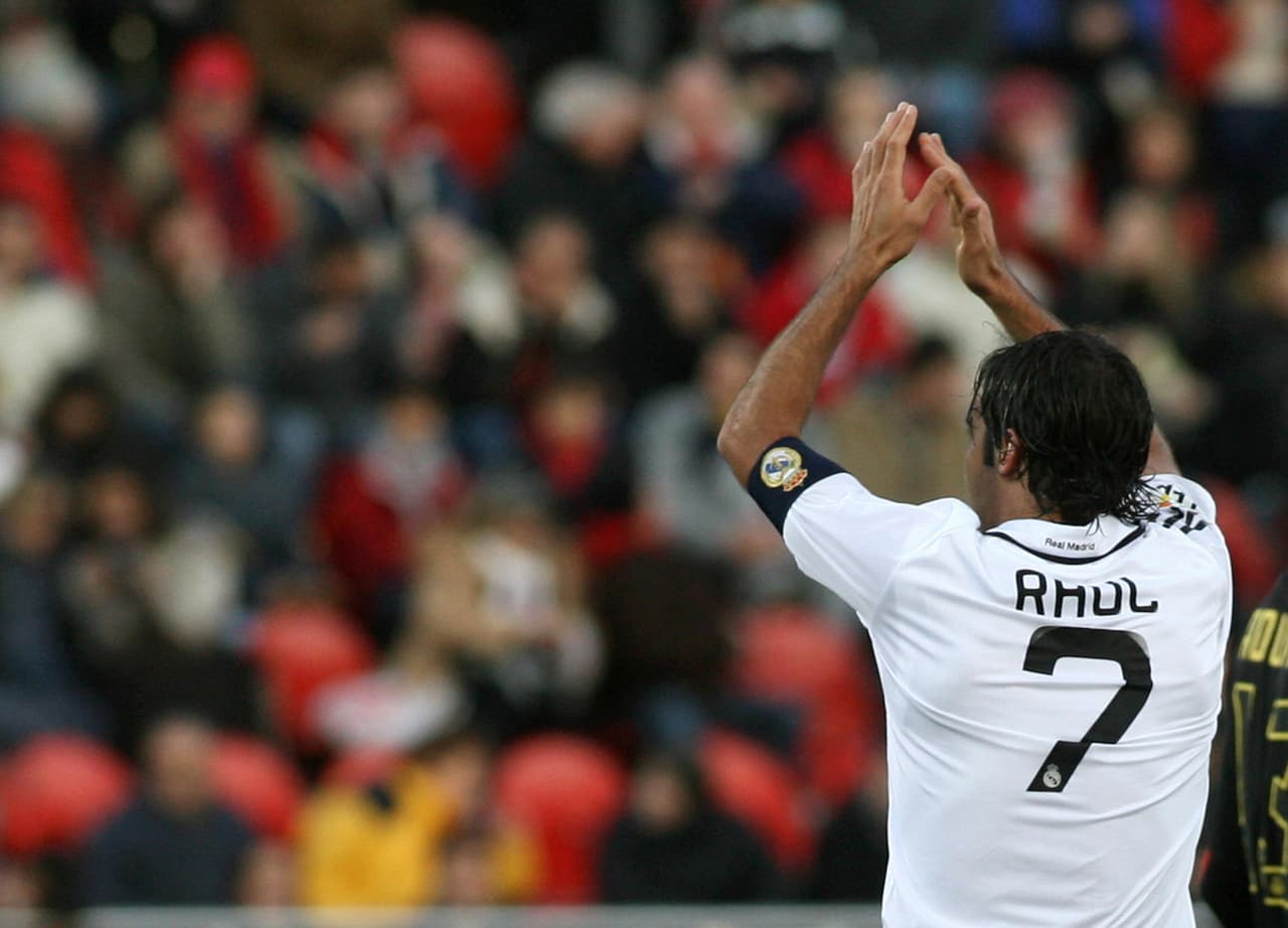 Como si fuera poco, el letal goleador consiguió 16 títulos con el Real Madrid (6 Ligas, 4 Supercopas de España, 3 Copas de Europa, 2 Copas Interncontinentale sy una Supercopa de la UEFA) entrando en la historia grande del club.