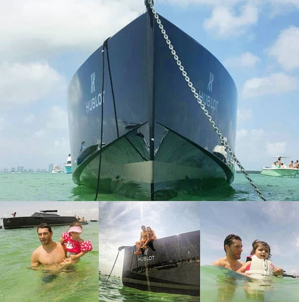 Martín se dio un chapuzón con las nenas en el mar.