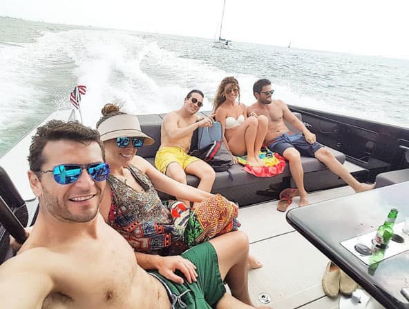 Rodeados de amigos y mucha fiesta.