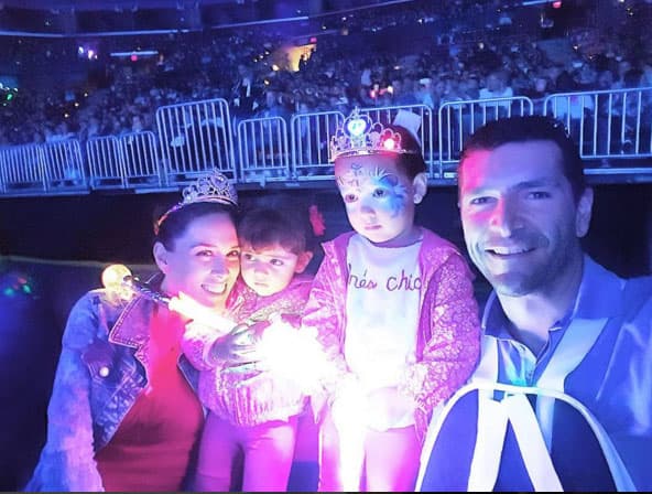 Aquí presumiendo que fueron a ver el show de 'Frozen' sobre hielo y las nenas estaban encantadas.