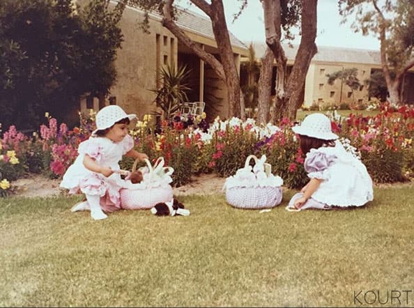 Así lucían las hermanitas Kim y Kourtney Kardashian en una Pascua hace muchos años.