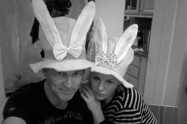 Anna Paquin y Stephen Moyer con sombreros divertidos de Pascua.