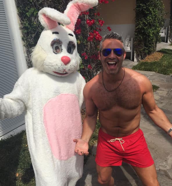 Andy Cohen muy feliz con este conejote.