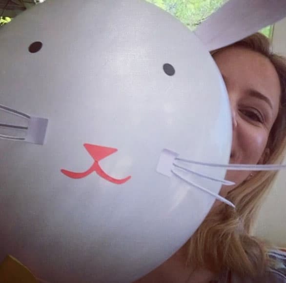 Elizabeth Banks jugó con un globo de conejito.