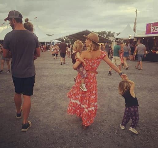 Elsa Pataky y Chris Hemsworth pasearon con sus nenes.