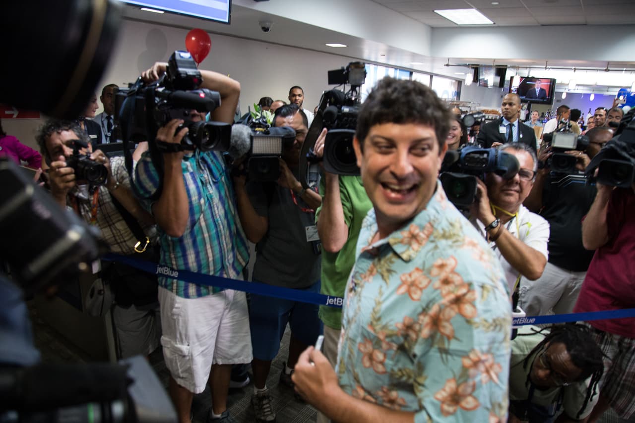 Seth Miller, de Nueva York aborda primero el histórico vuelo a Cuba, en medio de una impresionante cobertura mediática. Durante el proceso de embarque de los pasajeros, al menos 30 camarógrafos y fotógrafos se aglomeraron a los lados de la puerta para conseguir "la mejor imagen".