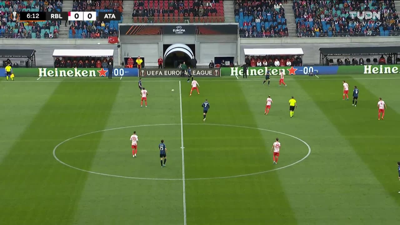 ¡TIRO ATAJADO! disparo por Christopher Nkunku.