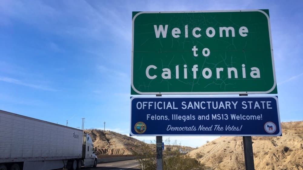 Instalan mensajes satíricos en autopistas de California al entrar en vigor la ley de estado santuario