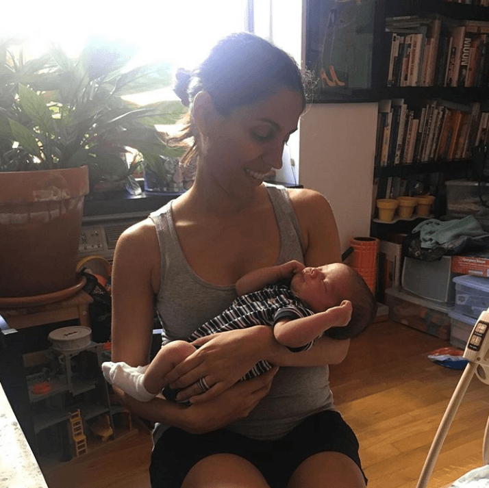 Días después publicó esta imagen de Stephanie, hija de su marido, junto al pequeño: "Nuestra hija Stephanie con su bebé. ¡Vivan los nietos!", agregó.