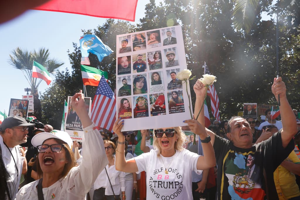 "Gracias presidente Trump" gritaban los manifestantes en Los Ángeles, el domingo 1 de marzo. Algunos llevaron imágenes de las víctimas del régimen iraní, que entienden recibieron justicia.