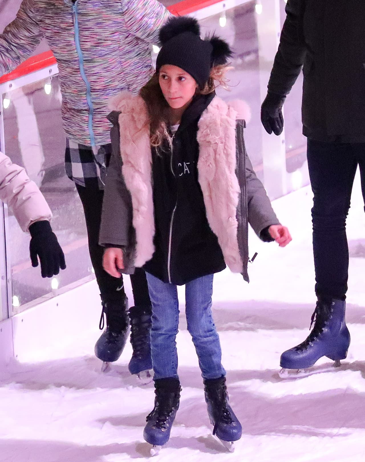 Emme Maribel se mantuvo alerta, cuidando sus pasos en la pista de hielo.