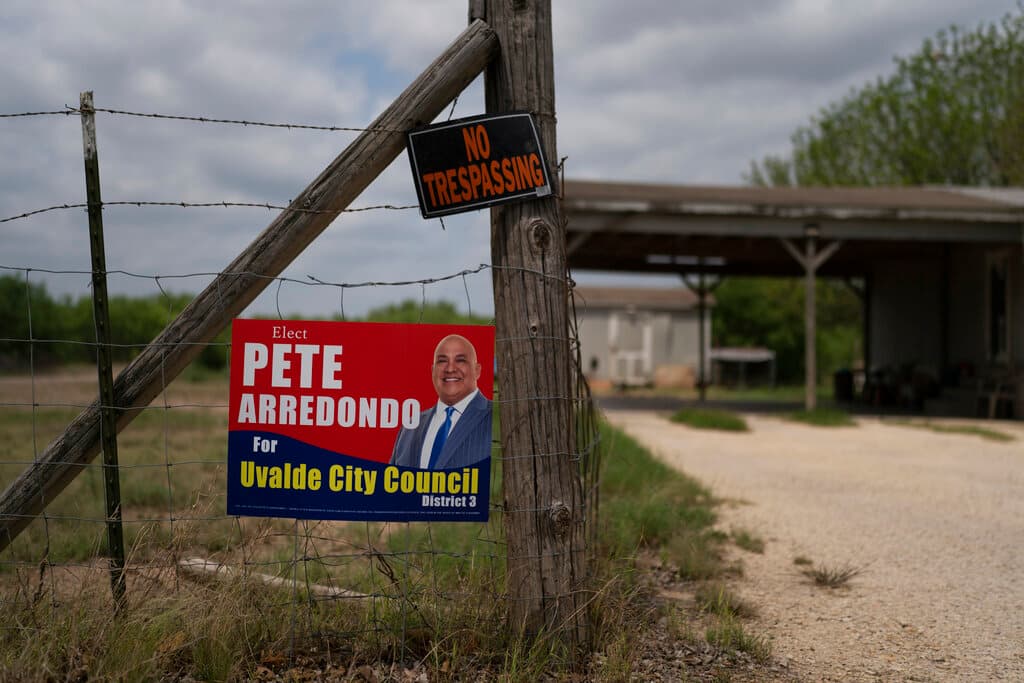 Los anuncios de campaña de Pete Arredondo.