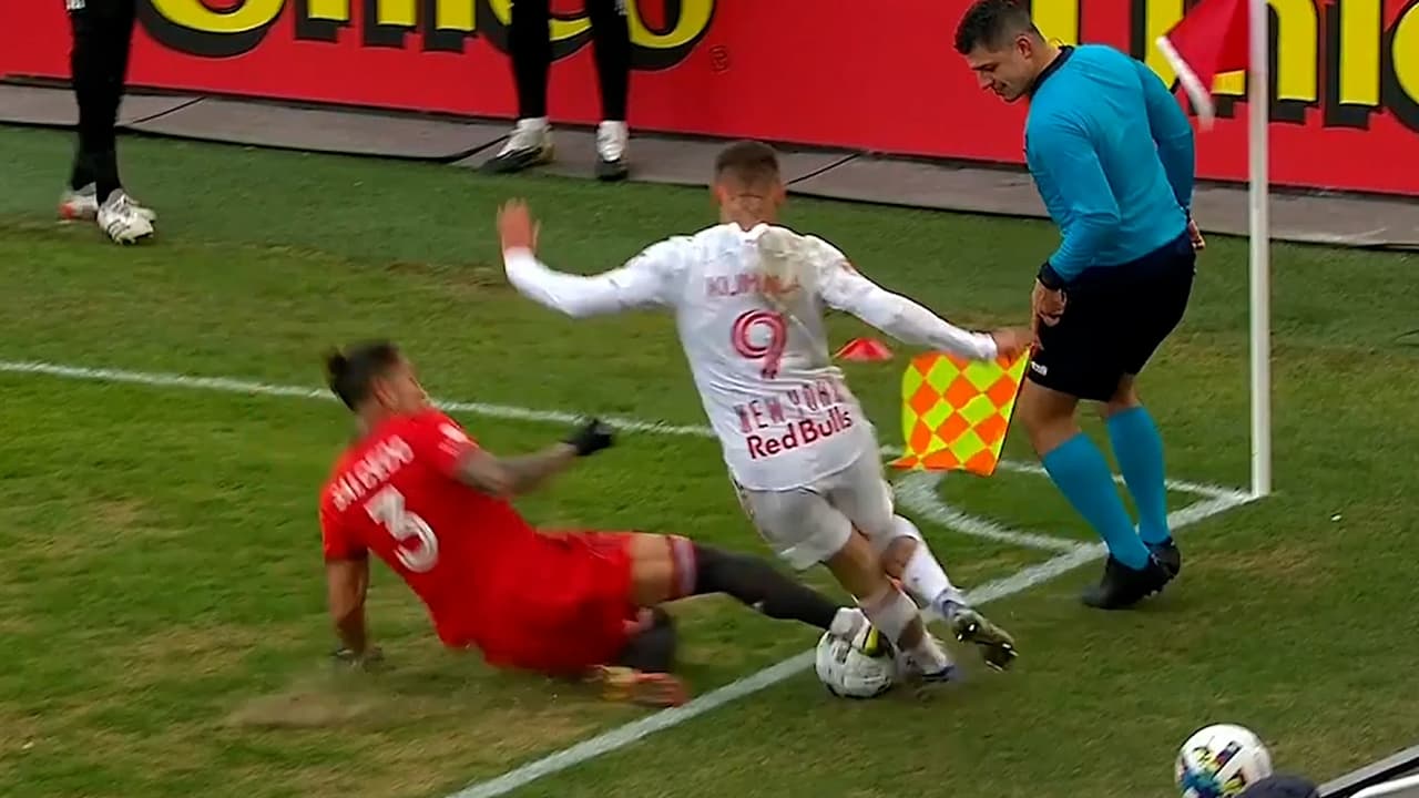 Carlos Salcedo es suspendido de forma retroactiva por dura barrida